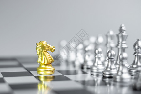棋板上反对手或敌人战略冲突管理商业规划战术政治沟通和领袖概念的金象棋骑士马比数GoldChessKnight领导者车想象图片