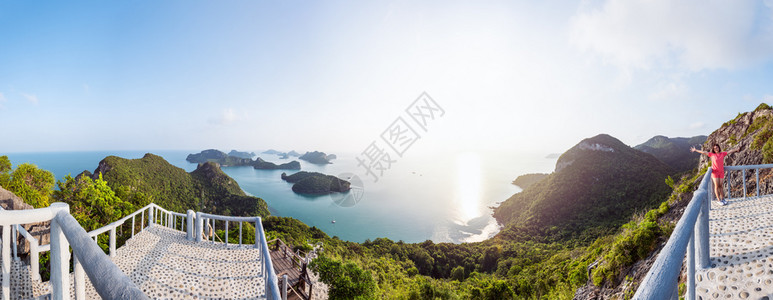 顶峰旅游青少年泰国苏拉特萨尼MuKoAngThong海洋公园从KoWuaTaLap的视角看高观海面和岛屿上日出美丽自然景观图片