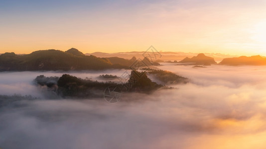 全景山晨雾ViewpointPhaMokBaanJabo位于泰国湄宏顺省BaanJabo是泰国最令人惊叹的薄雾或之一全景山和薄雾图片