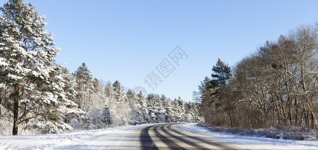 车危险在冬季拍摄的雪在滑后出现冬天下雪季降图片