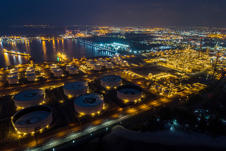 空中观光或最高视距夜光油码头是储存供运输和商业用的石油和化制造产品的工业设施一用于运输和商业的石油和化工制造产品建夜晚制业图片