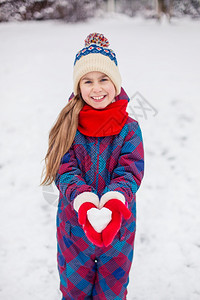 红手套里包着一个雪做成的爱心图片