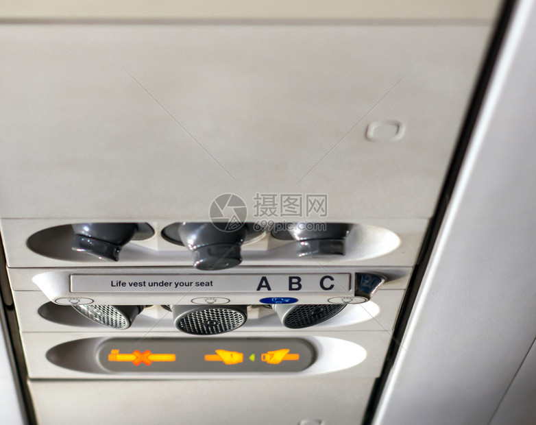 抽烟控制板以管个人照明空调和禁止吸烟的指示并将安全带固定在飞机的行舱内一防毒面具以及二防毒装置旋钮按图片