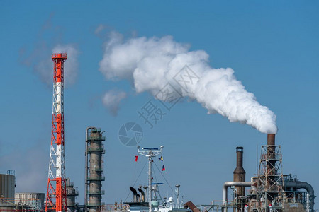 工程河流沿岸业区石油炼厂的工时场景其中含有蒸汽烟工厂和业污染概念在工作时段行业气体图片