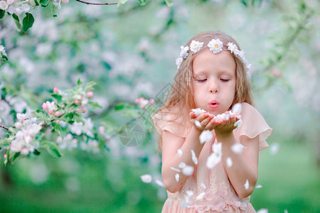 闻花的草可爱小女孩在美丽春天盛开苹果园里图片
