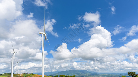 蓝天和云底的风轮机场清洁能源有助于减少全球升温泰国PhetchabunKhho泰国Khoo宽屏幕169Landsca风轮机场地自图片