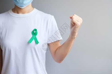 佩戴绿色丝带预防癌症概念背景