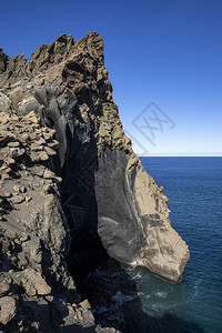 海湾棕色火山口深处的岩石边缘深陷南极洲美丽的黑暗蓝水中下降海图片