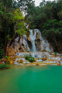赛绿松石老挝LuangPraprabang的美丽风景场图片