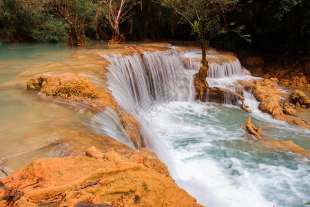 级联山坡森林老挝LuangPraprabang的美丽风景图片
