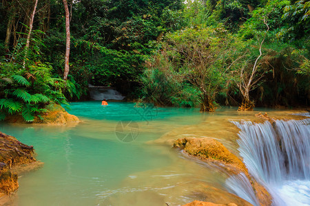 蓝色的公园老挝LuangPraprabang的美丽风景岩石图片