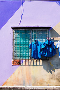 墙纸屋建造泰国南部旧城镇亚拉Yala的墙房上带清洁衣物和涂鸦的竹子图片
