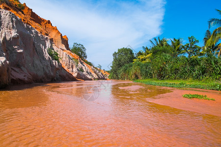 亚洲鼠太阳美丽的红河和彩色沙石海岸越南东亚图片