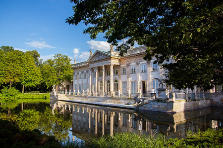 建筑学著名的Lazienki或波兰华沙Lazienki或皇家浴池公园夏天图片