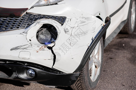 挡泥板破坏代理人在道路上发生事故后检查汽车祸或事故前翼和右大灯损坏保险杠和划痕汽车零件损坏或特写前翼和右大灯坏了保险杠上的损坏和图片