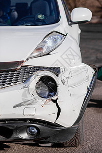 相撞在道路上发生事故后检查汽车祸或事故前翼和右大灯损坏保险杠和划痕汽车零件损坏或特写前翼和右大灯坏了保险杠上的损坏和划痕破的汽车图片