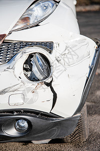 分解评估在道路上发生事故后检查汽车祸或事故前翼和右大灯损坏保险杠和划痕汽车零件损坏或特写前翼和右大灯坏了保险杠上的损坏和划痕破的图片