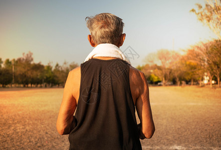 娱乐亚洲高龄男子在公园中慢跑寻求良好保健概念的后部运动服图片