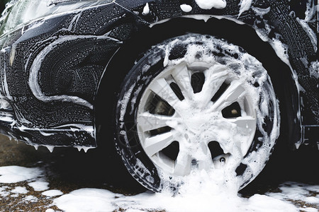 雨刮器利用活泡沫肥皂清洁机轮胎商业清洁服务概念洗车水工作图片