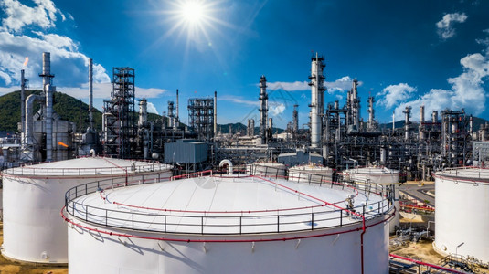 油气炼厂和储罐形式工业区包括布蓝天空背景石油和天然气及工业石油化燃料动力和能源生态系统和环境工程植物背景图片