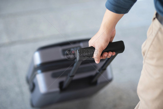 商业旅行者在现代机场候舱行李业务中拖着箱的车客商务旅者在现代机场终点站行李业务中现代的航空公司图片