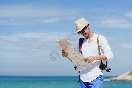 海边度假的男子看地图图片