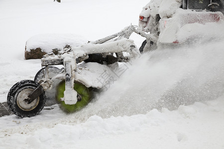 在冬季清理道路积雪时该照片在快速移动撤雪设备期间模糊不清为冬季行人公路打扫了过冬的清工作季节太阳场景图片