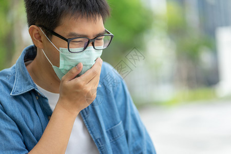 城市里佩戴口罩防污染的男性图片