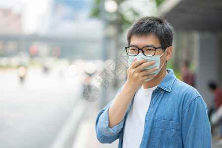 城市里戴口罩防止污染的男性图片