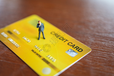 持有信用卡模型的微商人使用作为背景商业概念和金融的背景商业和融资并有文本或设计复制版的空间c支持信用卡模式折扣礼物您的图片