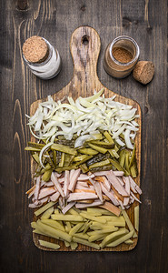 红色的准备为格鲁吉亚人做炖牛肉的原料在切菜板上洋葱火腿泡菜和土豆木制生锈背景最接近柔软的图片