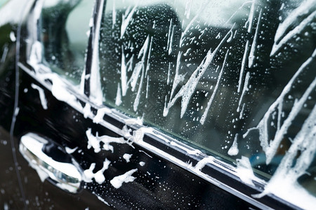清除打扫行业采用活泡沫肥皂商业清洁洗服务概念进行户外洗车图片
