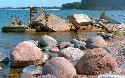 野生动物湖海上建筑废墟水中混凝土墙壁的碎片海中建筑瓦砾在海洋建造瓦砾有毒的图片