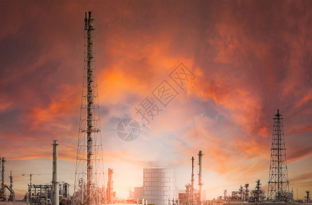 液化天然气汽油可持续的炼厂或有红色日落天空背景电力和能源行业石油和天然气生产厂石油化工天然气储罐石油业务图片