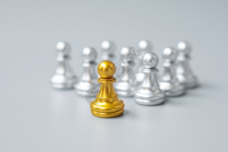 金子战略棋或领袖商人从银导商业团队合作和人力资源管理念的人群中脱颖而出成功图片