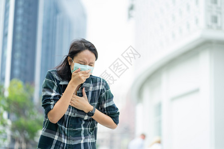 城市下的女性带口罩图片