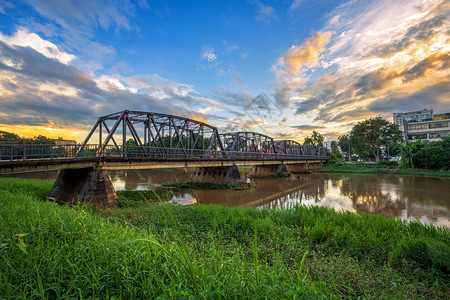 在泰国清迈的主要旅游景点是清迈时铁桥的灯色其颜很亮结构体蒋麦图片