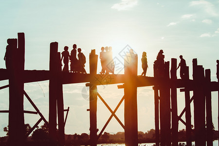 日落时分在UBein桥上行走的人休光片日出贝因亚洲人图片