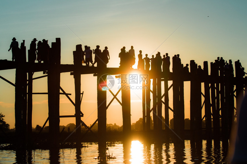 日落时分在UBein桥上行走的人休光片文化场景河图片