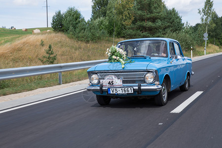 拉脱维亚首都塞西斯Ceesis刚欢乐蓝色汽车与司机自然和旅行拍摄2018Loveandroom已婚浪漫庆典图片