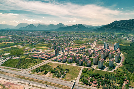 目的地天老现代建筑地在高速公路旁边的空中最高视景照片图片