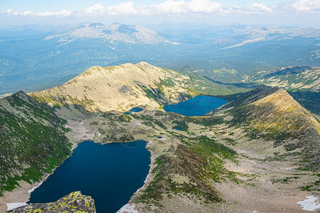 顶峰风景水平的山谷蓝湖清晰可见景色图片