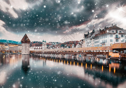 大雪城市在瑞士卢塞恩的冬季之夜下大雪风景优美建筑学背景