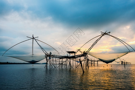 早晨一种日出时天清晨空的美丽自然景观金光和当地渔业工具农村生活方式泰国日出时Pakpra运河Songkhla湖BaanPakPr图片