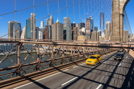 地标市中心全景美国商业和运输概念纽约城景背的布鲁克林桥上每天班前清晨交通高峰时车行驶在纽约市风景背上图片