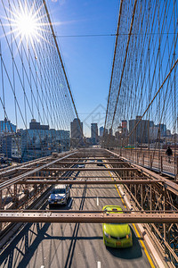 全景东城市观美国商业和运输概念纽约城景背的布鲁克林桥上每天班前清晨交通高峰时车行驶在纽约市风景背上图片