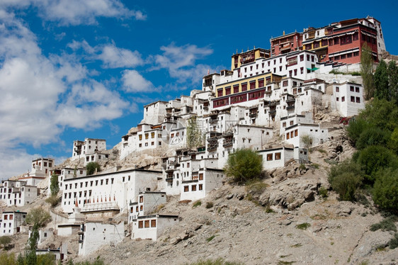 藏印度拉达赫锡克西修道院佛教徒传统印度蓝天下的Thiksey修道院Gompa寺庙朝圣崇拜图片