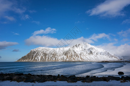 北欧的美丽Skagsanden海滩景色风优美的洛弗滕群岛冬季风景挪威美丽的山地景观斯堪的纳维亚挪威著名的温冬冲浪景点海岸反射图片