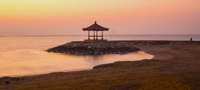 巴厘岛沙努尔海滩上的巴厘岛宝塔与日出印度尼西亚巴厘岛美丽的风景多彩沙努尔海滩上的巴厘岛宝塔与日出印度尼西亚巴厘岛美丽的风景支撑水图片