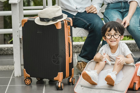 太阳国外假期父亲母和儿子亚洲人持有护照旅行家庭的准备旅行我们在前摆姿势自拍旅行之前的视频博客旅行出国生活方式与家人的幸福生活图片
